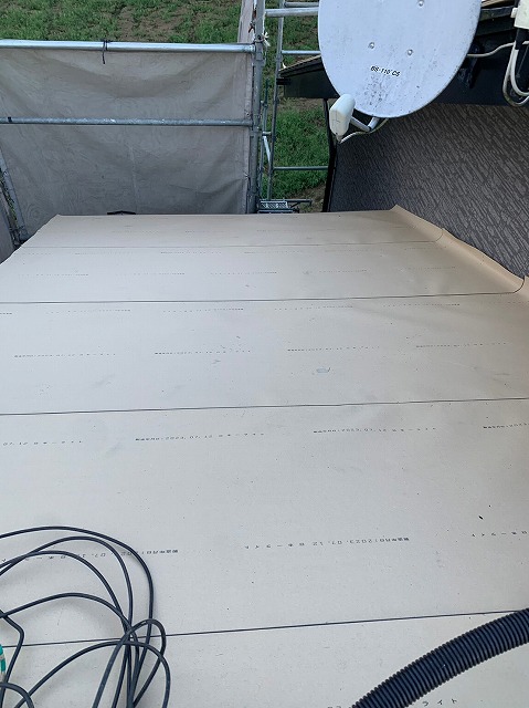 スレート屋根から横暖ルーフを使った屋根カバー工事を行いました！川口市屋根カバー工事　横暖ルーフαｓ　ニチハ　センタールーフ　スレートボロボロ　ガルバリウム鋼板　